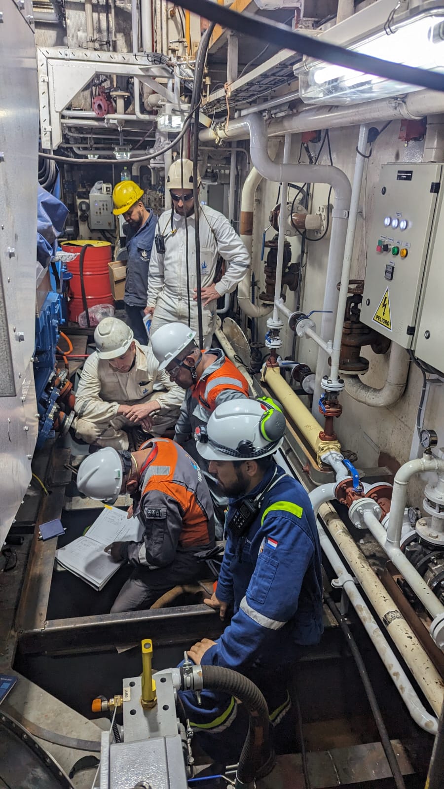 Equipo de NAVALCA en inspección de sala de máquinas